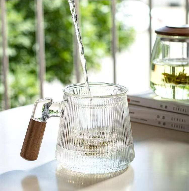 Brown Wooden Handle Glass Tea Mug With Lid Borosilicate Glass Tea Cup