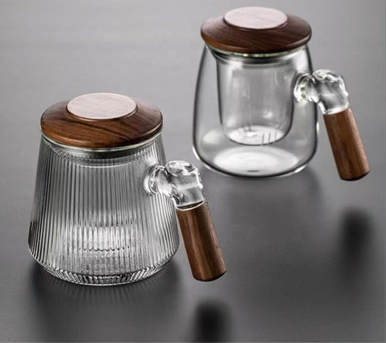 Brown Wooden Handle Glass Tea Mug With Lid Borosilicate Glass Tea Cup